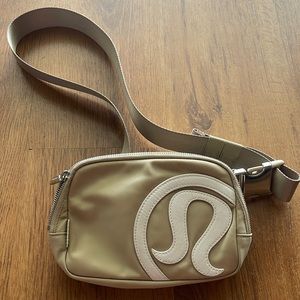 Lululemon everywhere belt bag